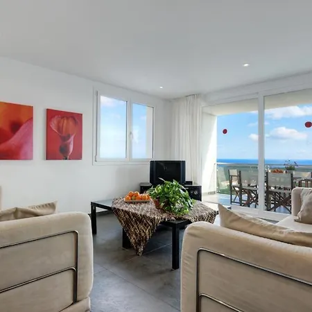 Sleeps 8 Pool Air Con