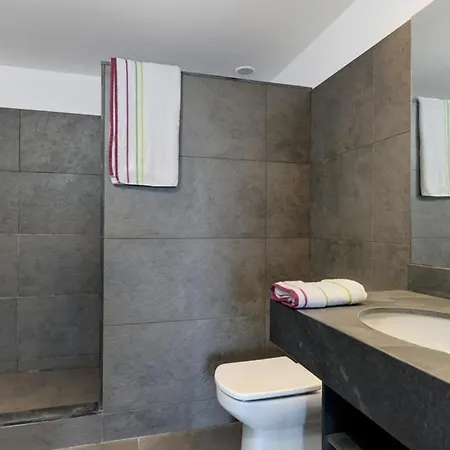 Sleeps 8 Pool Air Con * Arenal d'en Castell