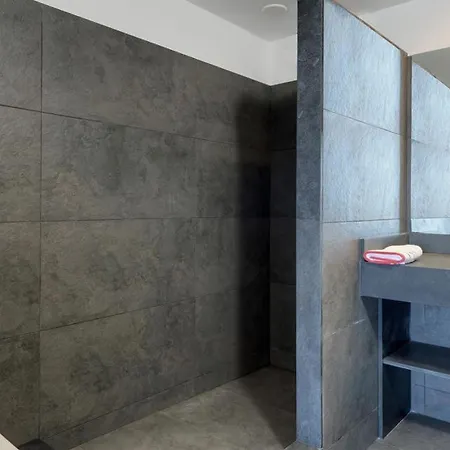 Sleeps 8 Pool Air Con *